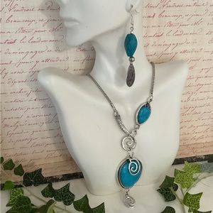 SALE🎄JEWELRY SET  Turquoise and Silver Necklace with Matching Earrings.